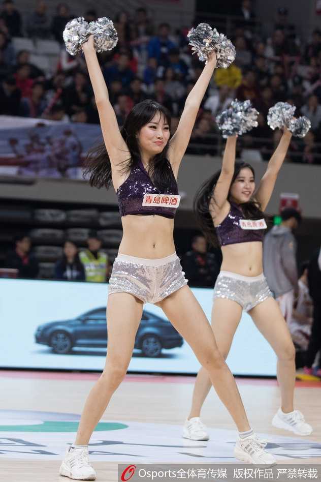 表演结束后，宝贝们面带微笑向观众致意，她们不仅是赛场上的表演者，更是传递快乐与体育精神的使者，为这场龙争虎斗画上圆满的句号。