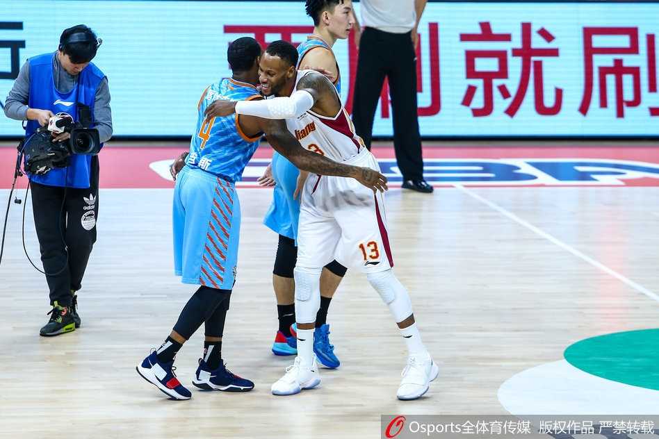 新疆核心亚当斯扛着防守人强行突破上篮，浙江两名球员形成合围，空中身体对抗激烈