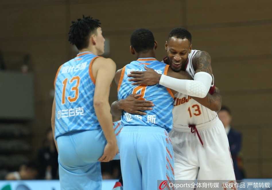 浙江小外援空中漂移投篮，篮球带着旋转直奔篮筐，新疆防守球员奋力封盖却鞭长莫及