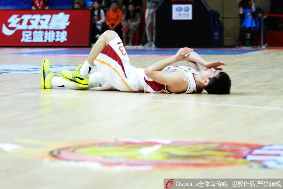 福建外援拉斯-史密斯迎着防守球员，高高跃起强行出手三分，皮球在空中划出一道美妙弧线，这正是福建队第二节掀起三分狂潮的缩影。