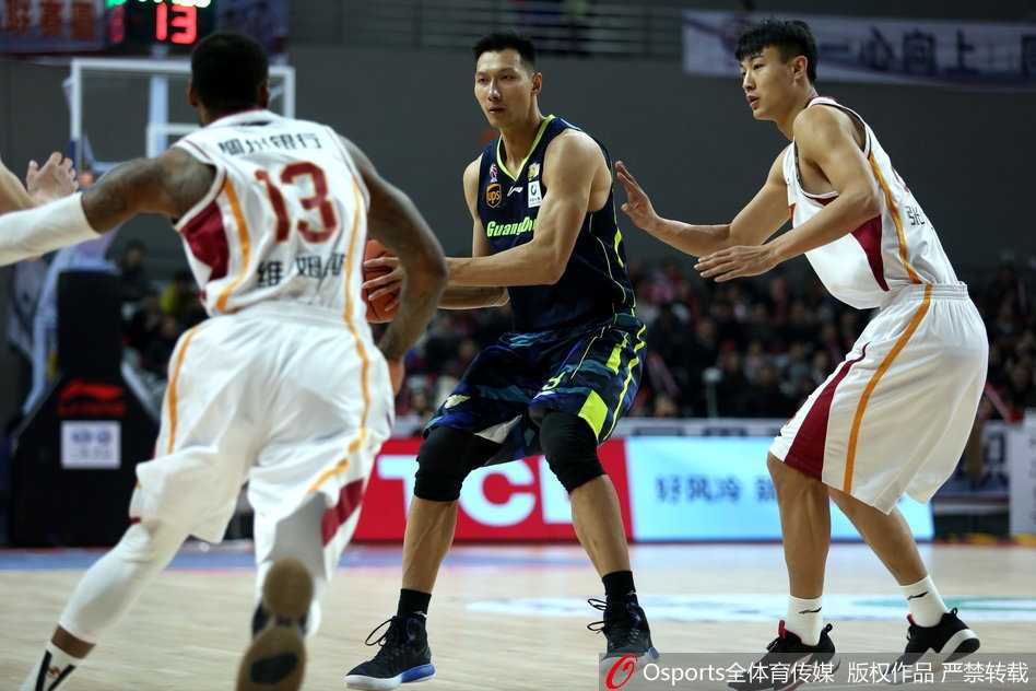 吴前在防守球员的贴身干扰下，眼神坚毅地出手三分，篮球划过空中，点燃了全场球迷的热情。