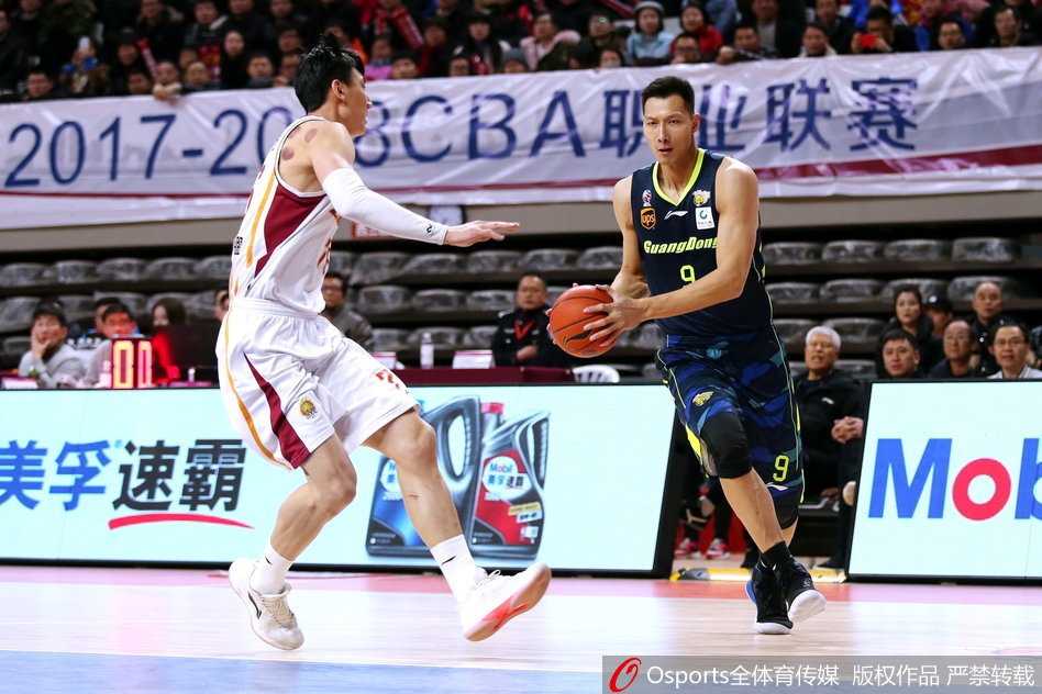 易建联在浙江队内线张大宇的严密防守下，依然稳稳命中一记后仰跳投，动作美如画。