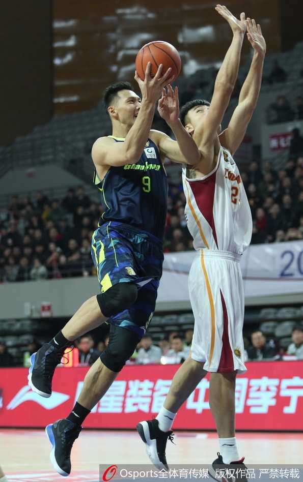 威姆斯面对广东队两人的包夹防守，依然毫无惧色，强行从人缝中突破，寻找上篮或传球的机会。