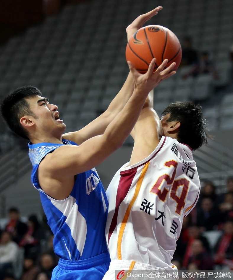 青岛外援吉布森面对浙江队双人夹击，依然强行突破，眼神中充满不屈的斗志