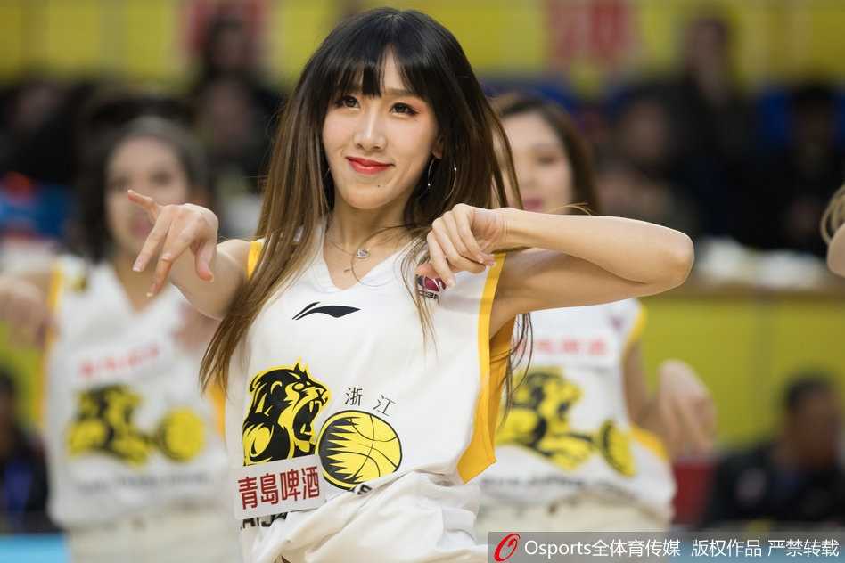 在比赛暂停间隙，几位篮球宝贝背对镜头，她们金色的短裙和修长的身姿在球场灯光下格外耀眼。她们整齐划一的动作和充满活力的背影，成功吸引了全场观众的目光。