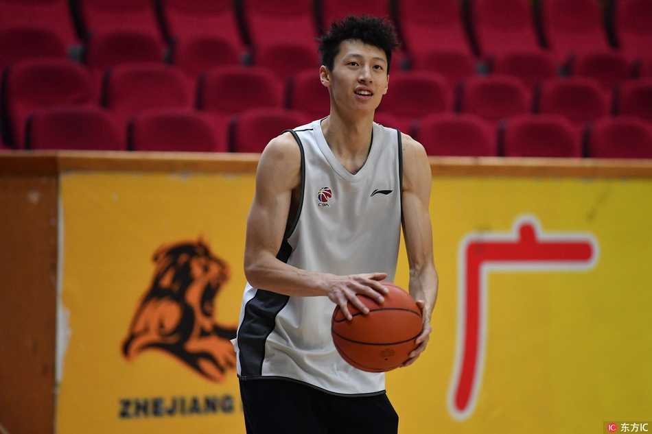 老将林志杰在三分线外张手命中，如同队魂出窍，他的存在是年轻球员的定心丸，也是广厦精神的传承者。