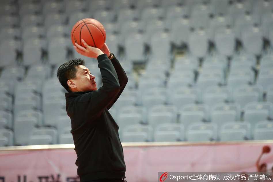 全队训练结束围成一圈，李春江站在圈中心声如洪钟地进行最后总结，队员们神情专注。