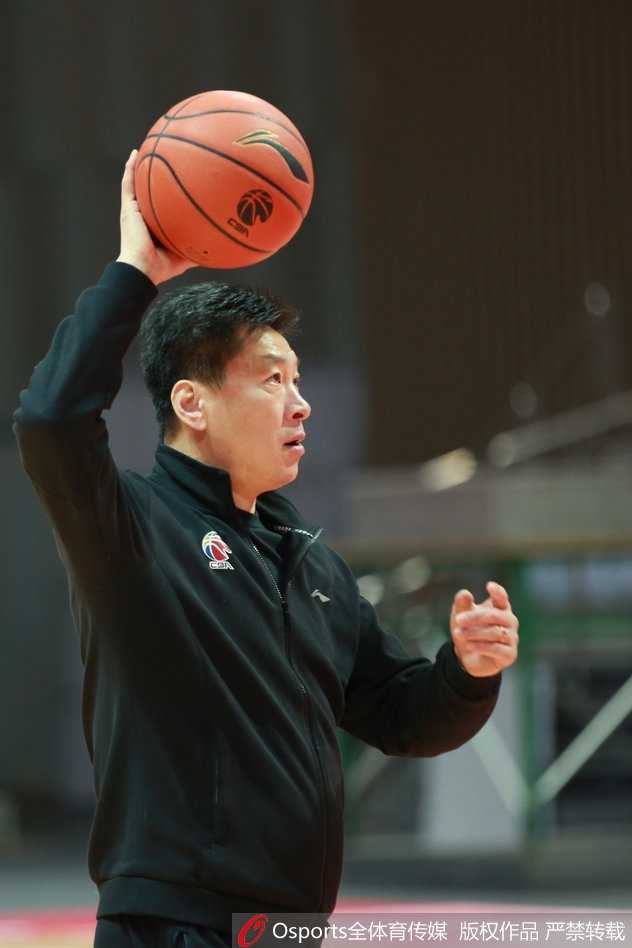 胡金秋在训练中展现出柔和的手感，他正在逐渐承担起球队内线核心的重任。
