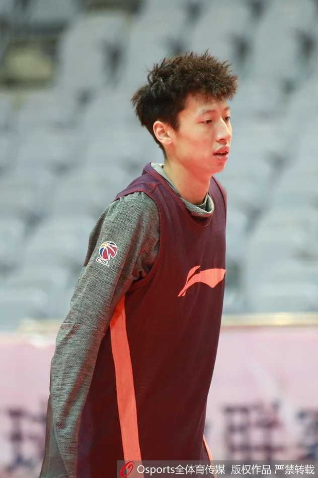 李春江指导在训练场边露出神秘的微笑，眼神里透露出对战术的胸有成竹。