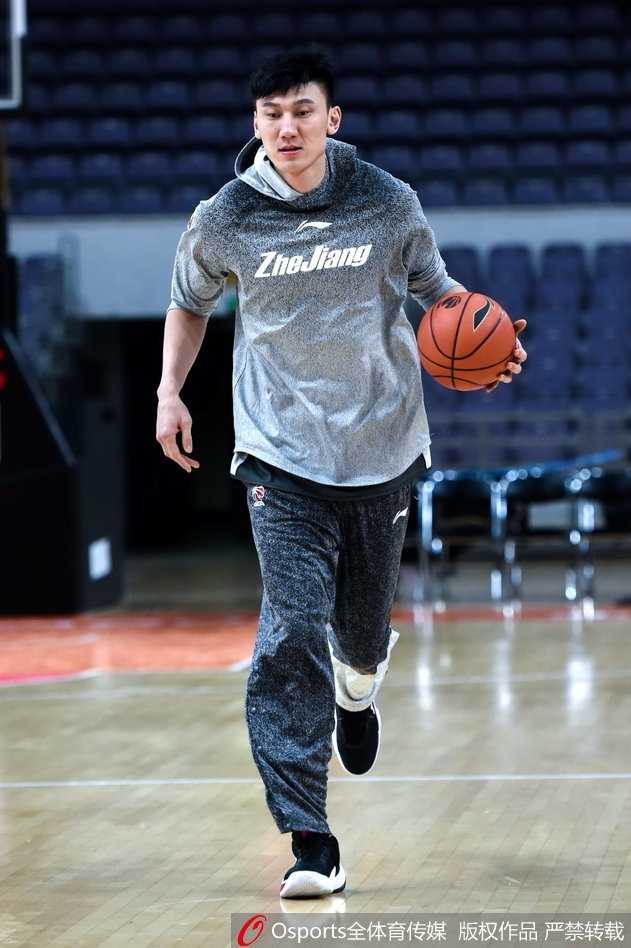 斯托克斯完成一次抢断后独自发动快攻，运球推进时抬头观察队友位置，嘴唇微张似乎在呼喊战术，他的步伐坚定而快速，像一辆加满油的重型坦克碾过半场。