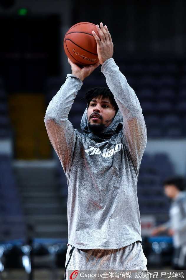 斯托克斯在低位背身要球，健硕的肌肉在球馆灯光下泛着油光，他紧咬牙关，眼神像锁定猎物的鹰隼，全然不顾场边关于他即将离队的窃窃私语。