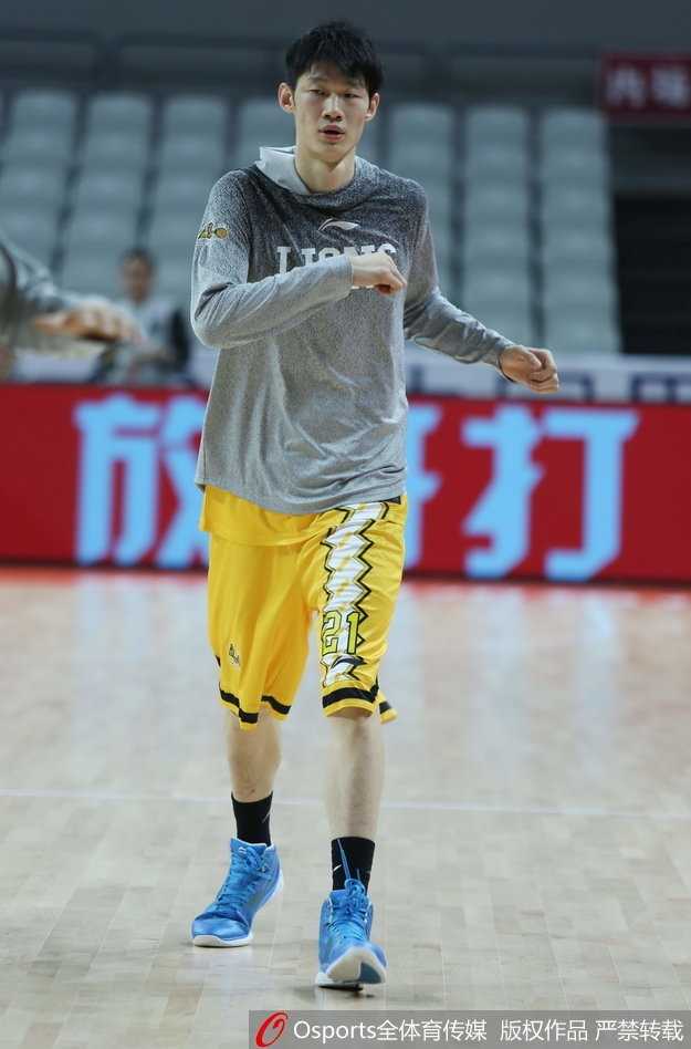 辫子哥福特森戴帽练球眼神犀利，帽檐下目光如炬，每一次运球都仿佛要撕裂对手防线