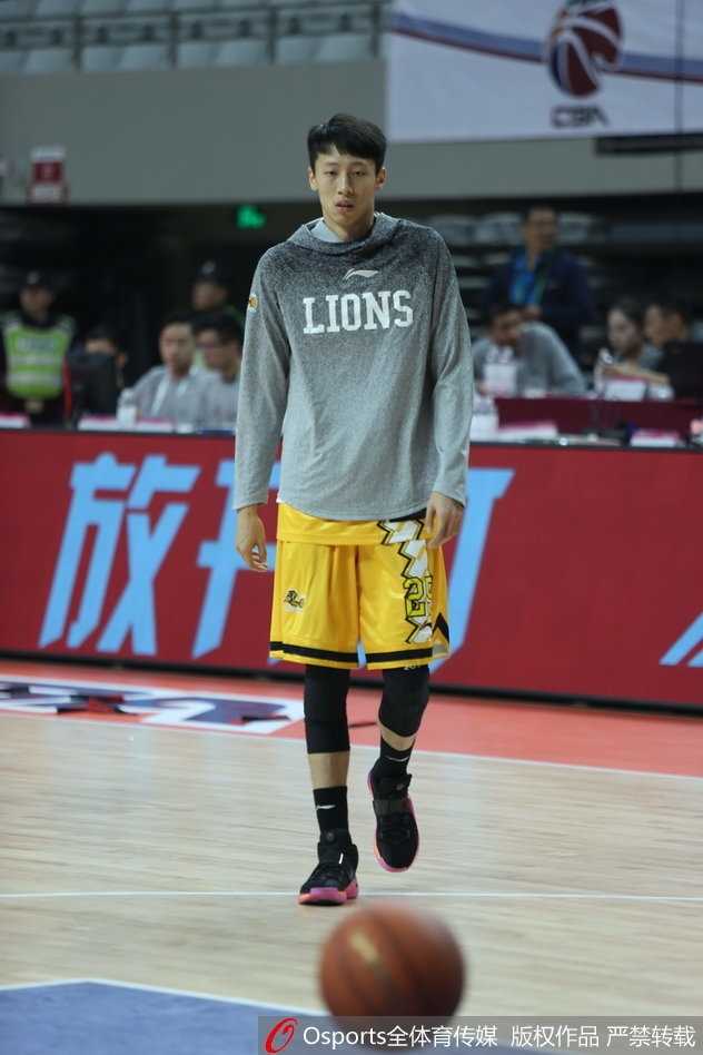 孙铭徽加练超远三分后腼腆一笑，李春江指导场边观战眼神中满是期待与鼓励