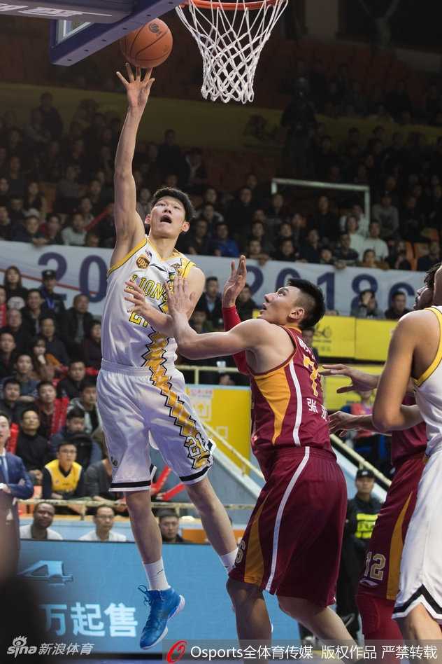 吴前摆脱防守后急停跳投，皮球出手瞬间防守球员封盖未果