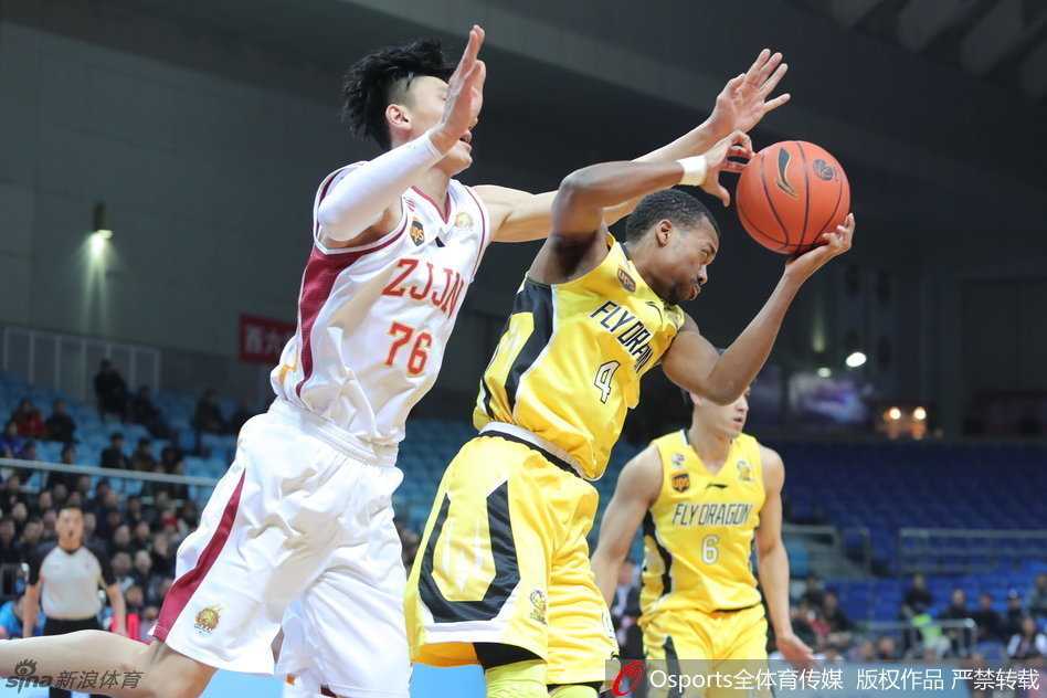 浙江队主帅趁死球间隙将队员召集身边，他蹲在地上用战术板详细布置新的进攻套路，球员们聚精会神聆听。