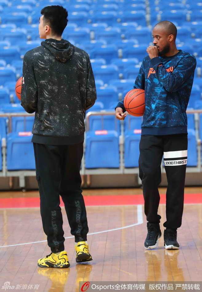 吴前在训练中接球跳投，出手弧度完美，展现了作为顶尖射手柔和的手感。