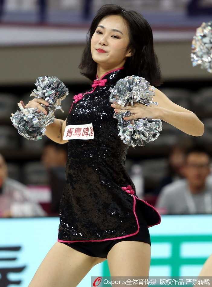 在比赛暂停间隙，篮球宝贝们迅速冲入场内，她们手拉手围成一圈，随着音乐欢快地踢腿跳跃，展现出无限的青春活力。