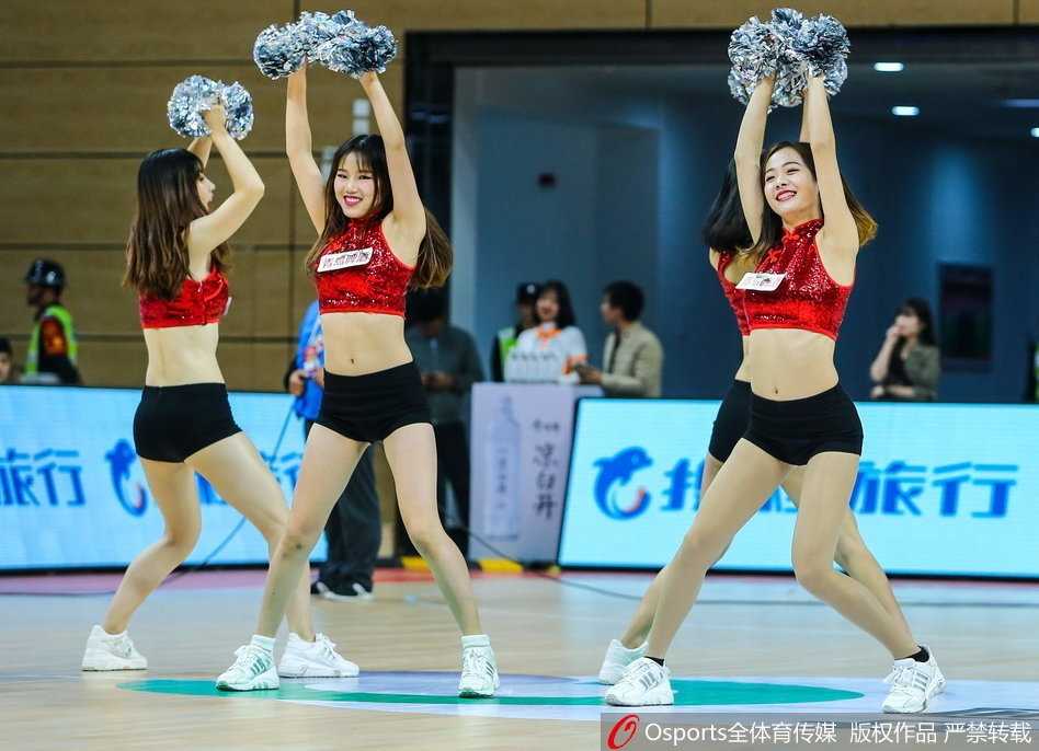 在全场球迷的注视下，两名领舞宝贝面对面进行互动，她们的动作充满张力与节奏感，将现场的气氛推向了又一个高潮。