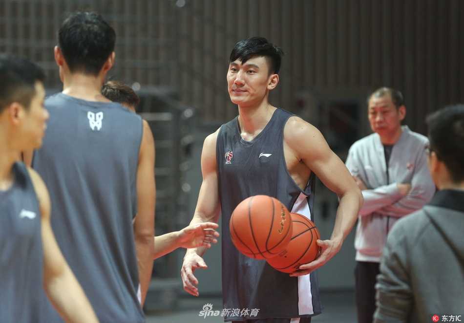 内线悍将张大宇低位要球，肌肉线条紧绷，展现出强烈的进攻欲望，准备用梦幻脚步教训对手。