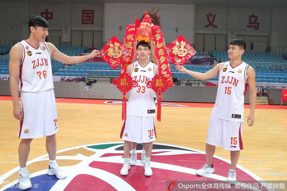 吴前、张永鹏、夏钰博三人并排举起‘恭喜发财’金字红底横幅，眼神里满是对新年的憧憬