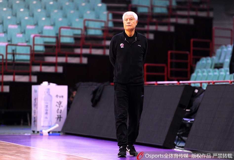 训练结束，全队围成一圈，把手叠在一起，高声喊出加油口号，团结一心的气势令人动容，他们即将奔赴客场迎接挑战。