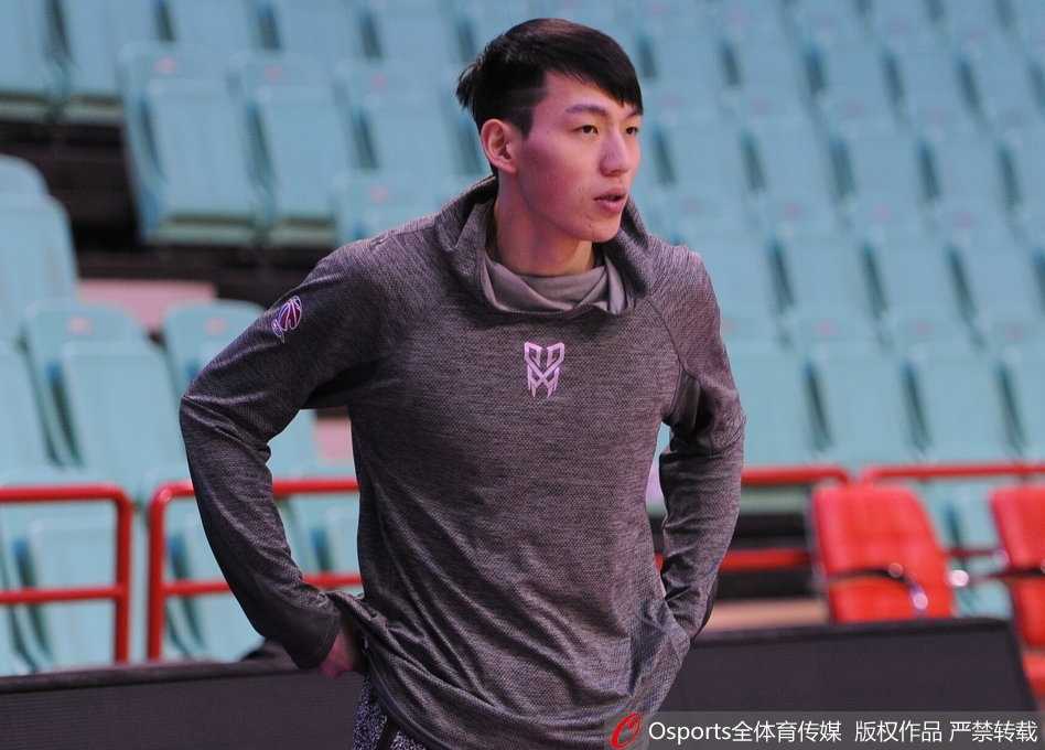 主帅刘维伟手持战术板，神情严肃地向球员们布置着针对辽宁队的防守策略，他用手势比划着跑位路线，年轻的小将们聚精会神地聆听。