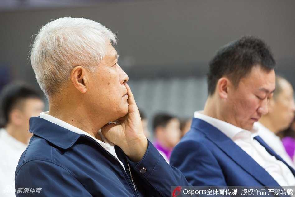 浙江男女篮全体成员在新赛季见面会上合影留念，大家面带微笑，展现出了新赛季的昂扬斗志与团队凝聚力。