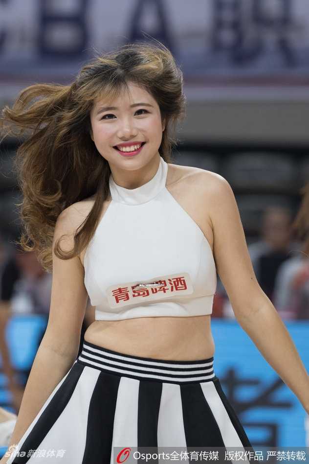 表演结束后，蕞红啦啦队的姑娘们集体向观众致意。她们一字排开，手中挥舞着花球，脸上洋溢着灿烂而满足的微笑，仿佛在向这个火热的赛场说：谢谢你们的欢呼，我们下次再见。