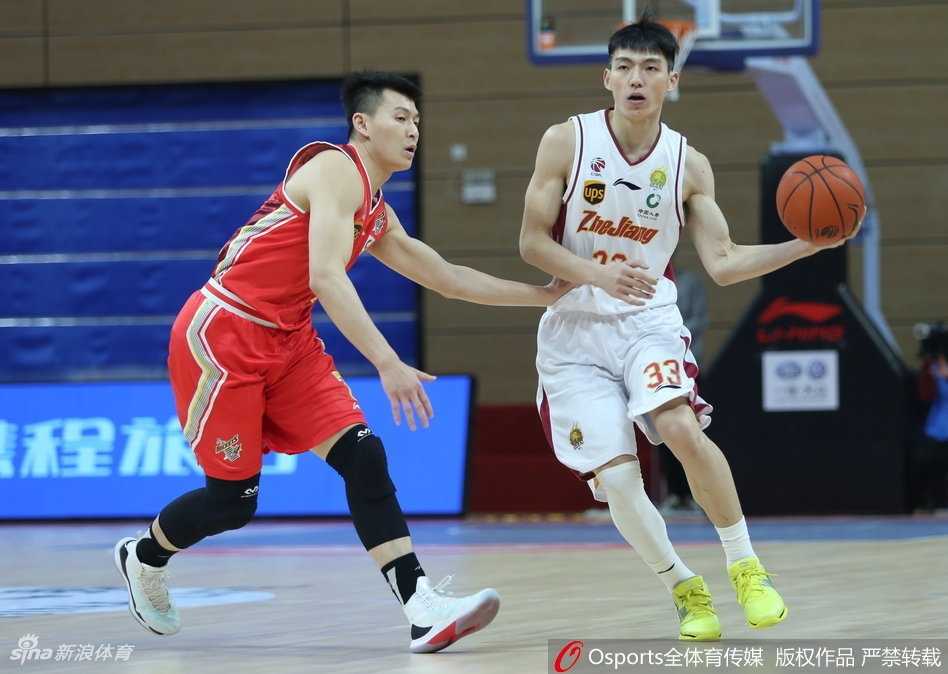 浙江队的21岁小将付磊在三分线外张手命中，他的眼神坚定而专注，皮球应声入网的瞬间，全场观众为之沸腾，他用9记三分球宣告了自己的横空出世。