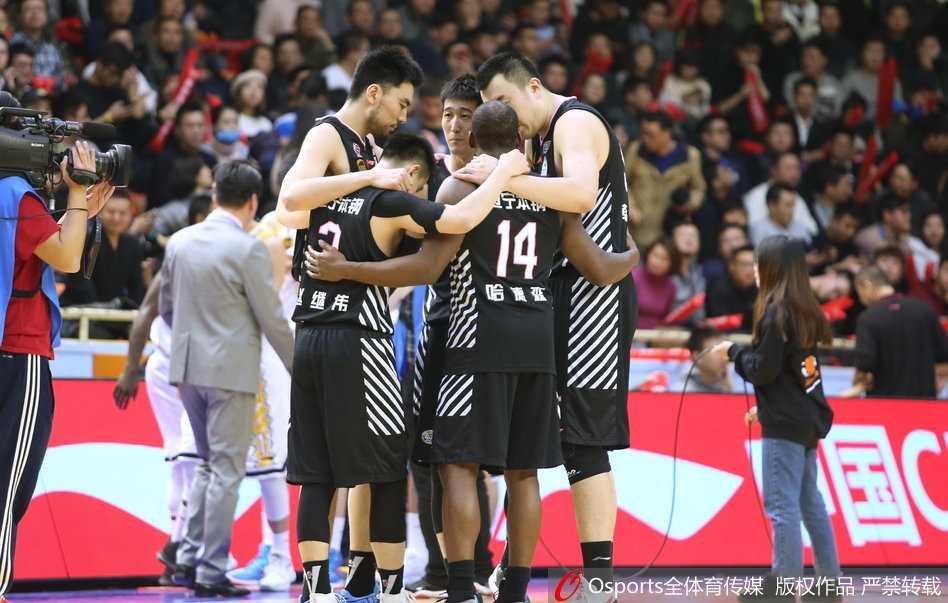 辽宁外援巴斯在广厦内线博洛西斯的防守下，依然凭借出色的弹跳和爆发力完成双手灌篮，点燃了辽宁队替补席的激情。