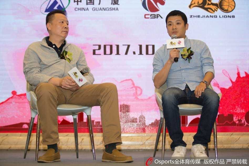 功勋教头李春江在发布会上面带微笑地倾听记者提问，他手中握着新赛季的秩序册，身后的战术板虽然空白，但人们知道他的心中早已绘满了进攻的蓝图。