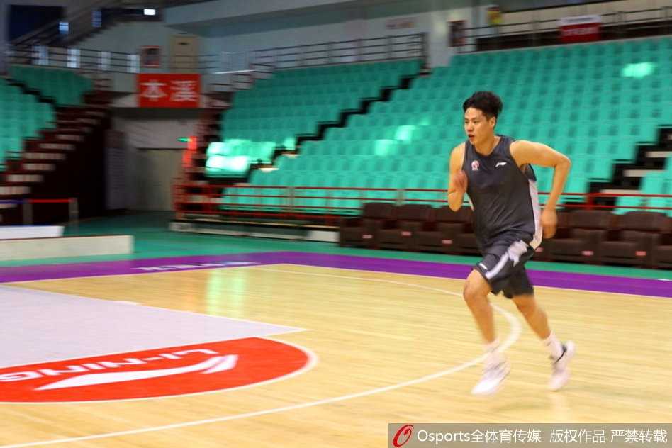 贺天举在深蹲测试中青筋暴起，用尽全身力气只为证明自己已足够强壮