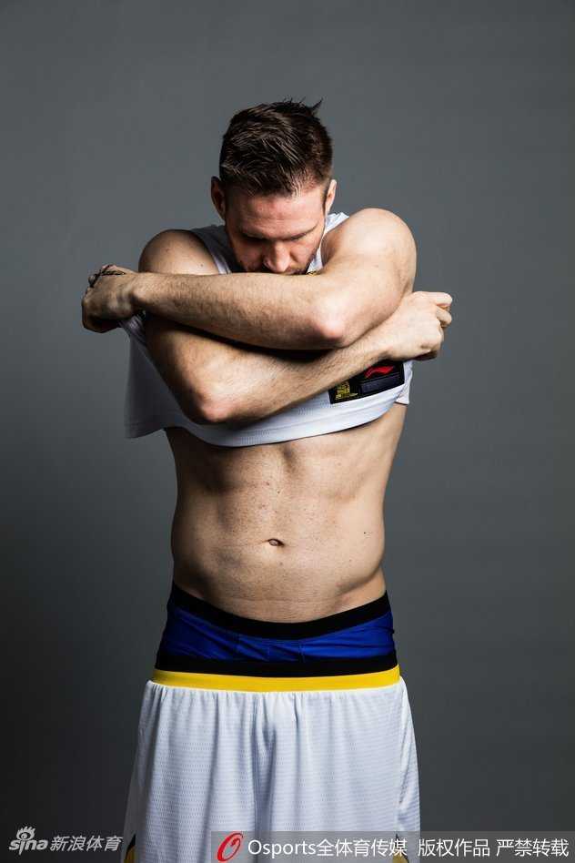 完成一次精彩得分后，兰多夫振臂高呼，与队友激情庆祝，他的情绪感染了全队和现场的每一位观众。