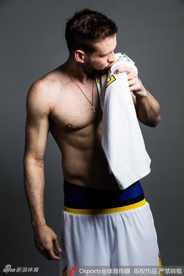 身着便装的兰多夫在场边神情严肃地关注比赛，即使无法上场，他的心也与球队紧紧相连，流露出对赛场的无限眷恋。