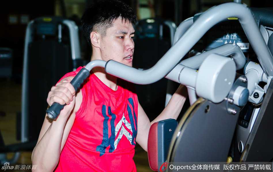 专注康复，贺天举利用器械进行平衡和稳定性训练，这标志着他受伤的膝盖正在逐步恢复关键功能，离重返球场又近了一步。