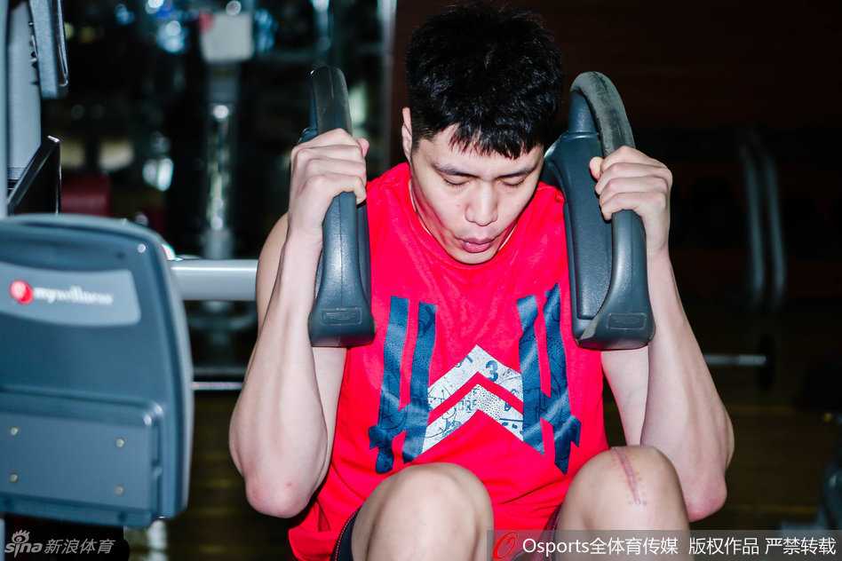 挥汗如雨，贺天举在跑步机上进行快走训练，虽然无法进行高强度对抗，但他始终坚持基础体能储备，为漫长的康复打下坚实基础。