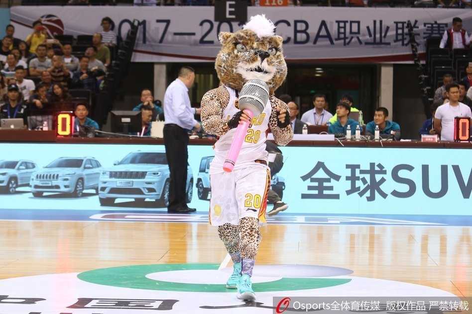 表演结束后，拉拉队宝贝们向观众致意。她们虽然气喘吁吁，但脸上依然挂着职业而真诚的微笑，感谢现场球迷的关注与支持。