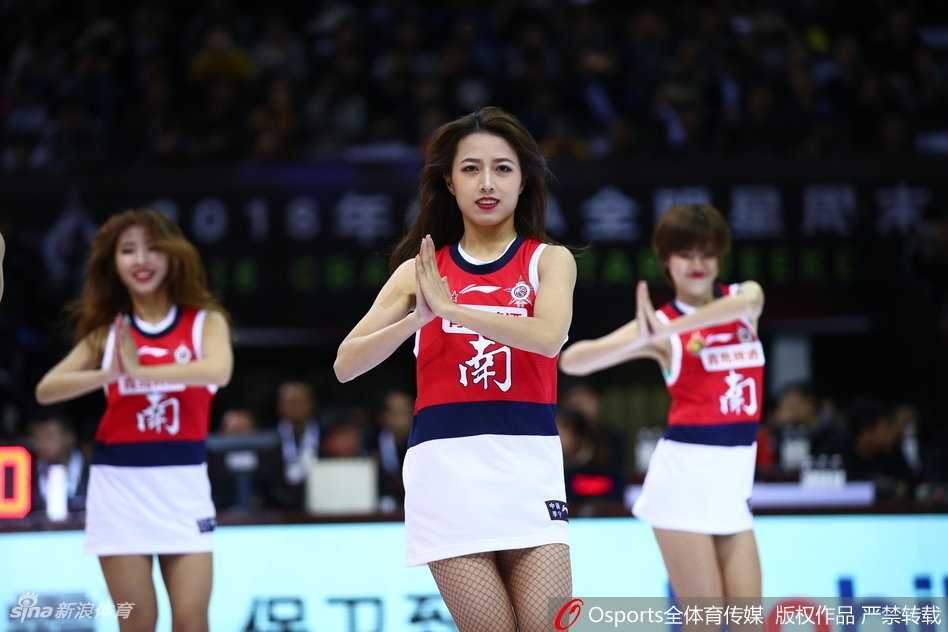 随着劲爆的音乐响起，深圳啦啦队变换队形，展现出极高的默契。她们手中的花球如同被赋予了生命，在灯光的照射下划出炫目的光轨，热力值瞬间爆表。