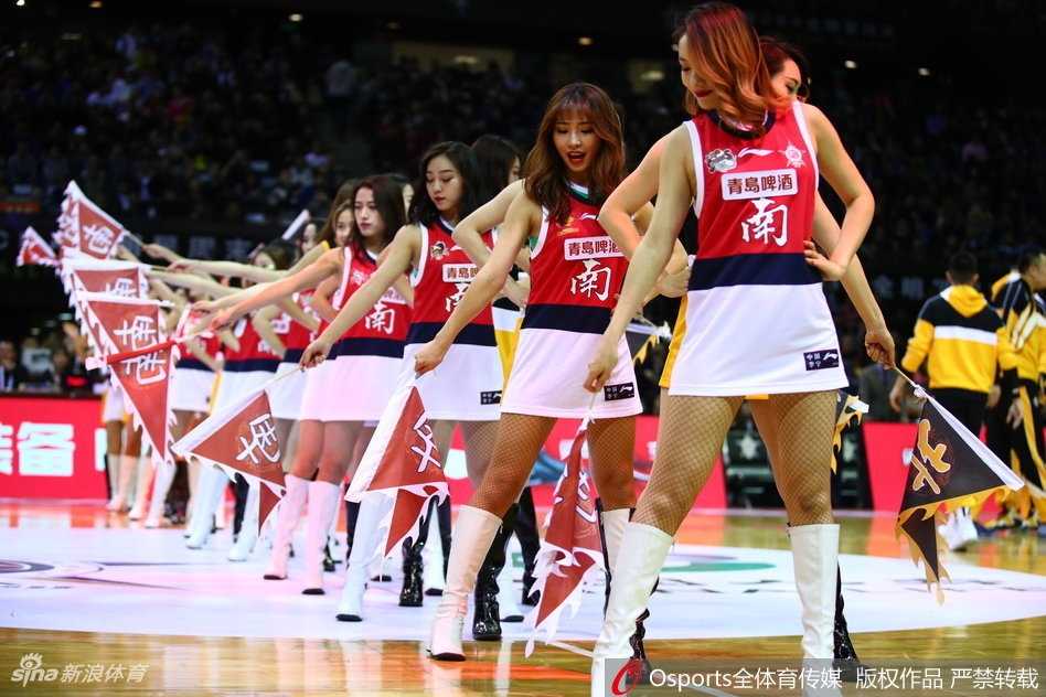 深圳啦啦队队员们身穿红白相间的动感队服，在聚光灯下整齐跃起，马尾辫在空中划出活力的弧线，仿佛将整个场馆的热情都托举了起来。