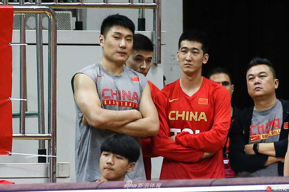 替补席的末尾，中国队的球员们几乎站成了一个人墙。穿着白色T恤的助理教练与身着红色球衣的队员并肩而立，有人双手叉腰，有人双臂抱胸。他们的视线越过技术台，紧紧锁定在球场上飞奔的德国与克罗地亚球员身上。这一刻，他们既是观战者，也是求学者，眼神里写满了对高水平对抗的渴望与思索。