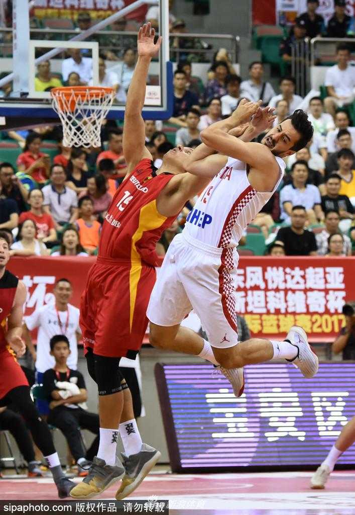 克罗地亚后卫在德国人严密的双人包夹下奋力护球，他肌肉紧绷，眼神中透露出不甘与决绝，仿佛一头被困住的格子军团雄狮在做最后的挣扎。