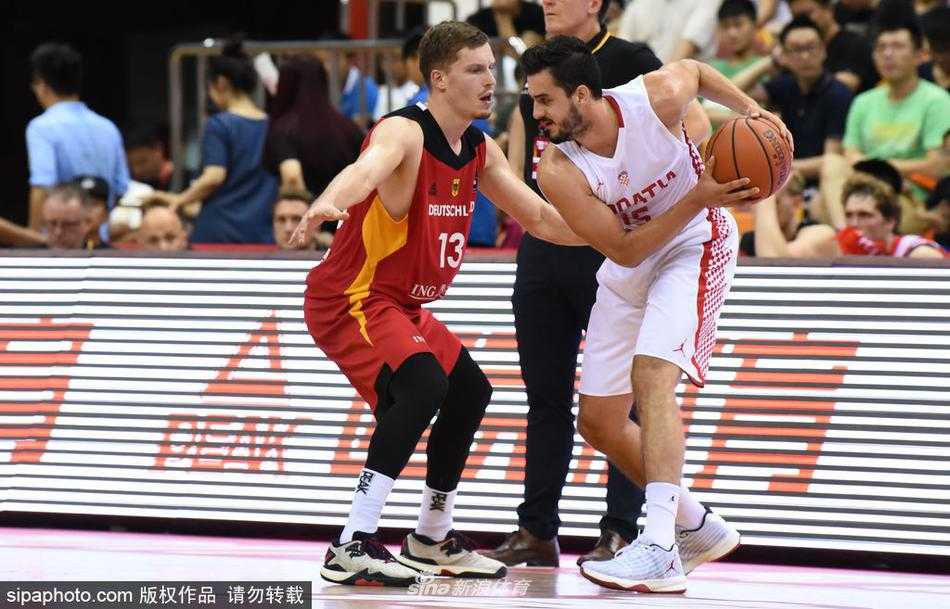 德国队球员在夺冠后将主帅围在中央，激情拥抱，汗水浸透的球衣和脸上灿烂的笑容，凝固成了深圳夏夜最动人的团队画卷。