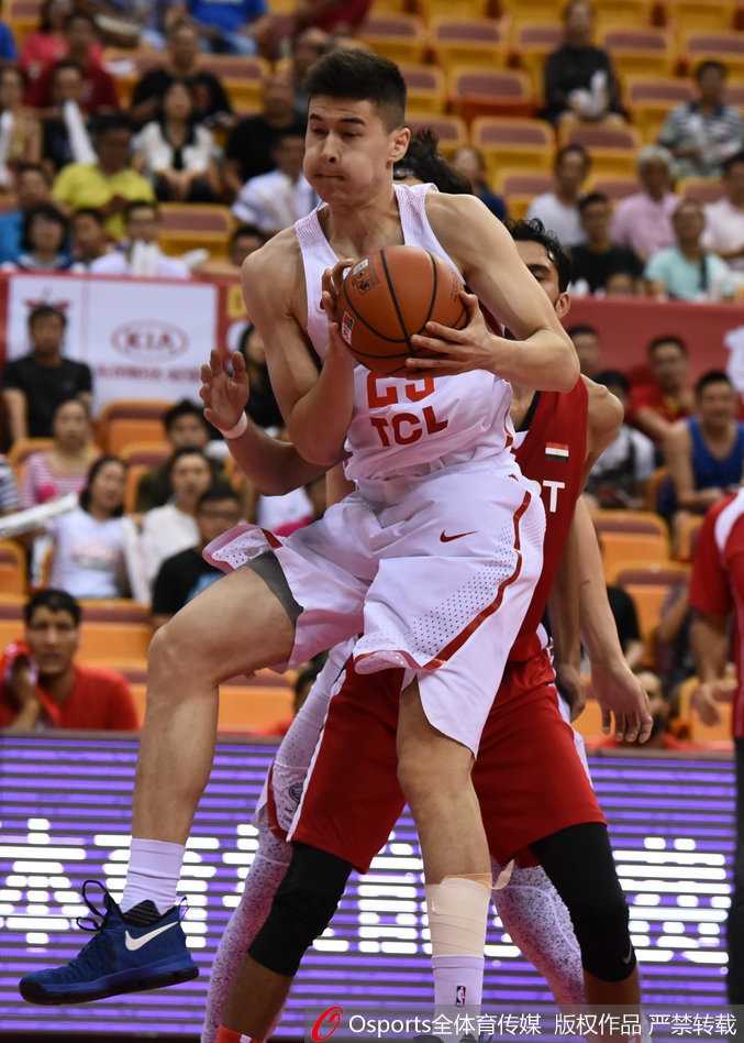 比赛结束后,获胜的中国红队球员们围成一圈,肩膀搭着肩膀,年轻的脸庞上写满了属于胜利者的骄傲与豪情。