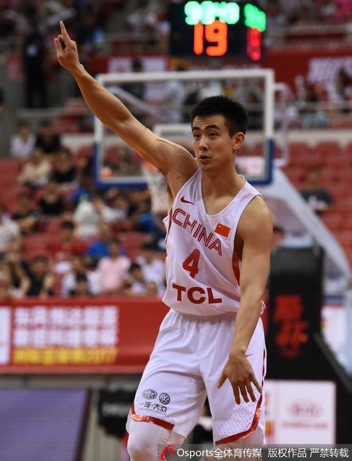 年轻的赵睿运球疾速穿越半场,面对埃及防守球员的滑步堵截,他眼神坚毅,仿佛一把即将出鞘的利刃。