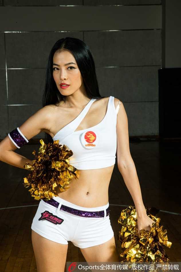 宝贝在健身球上展示优美形体，灵动身姿如同跃动的火焰，寓意新赛季球队将充满活力与弹性