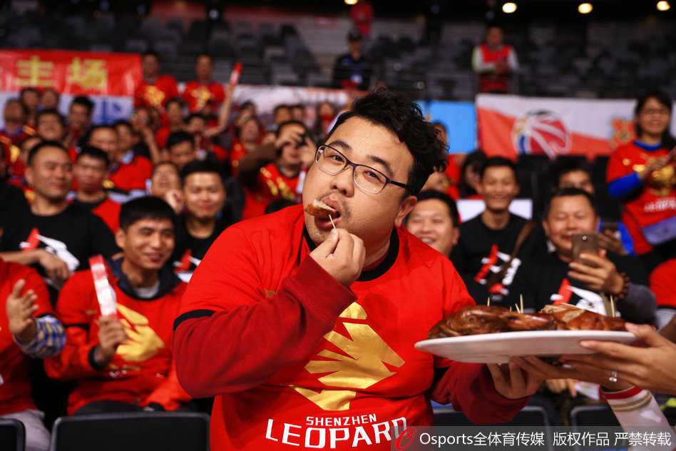 赛后，获胜的深圳队球员们围在一起激情怒吼，背景板上是北京队的队标，完美呼应了赛前“吃烤鸭”的必胜决心。