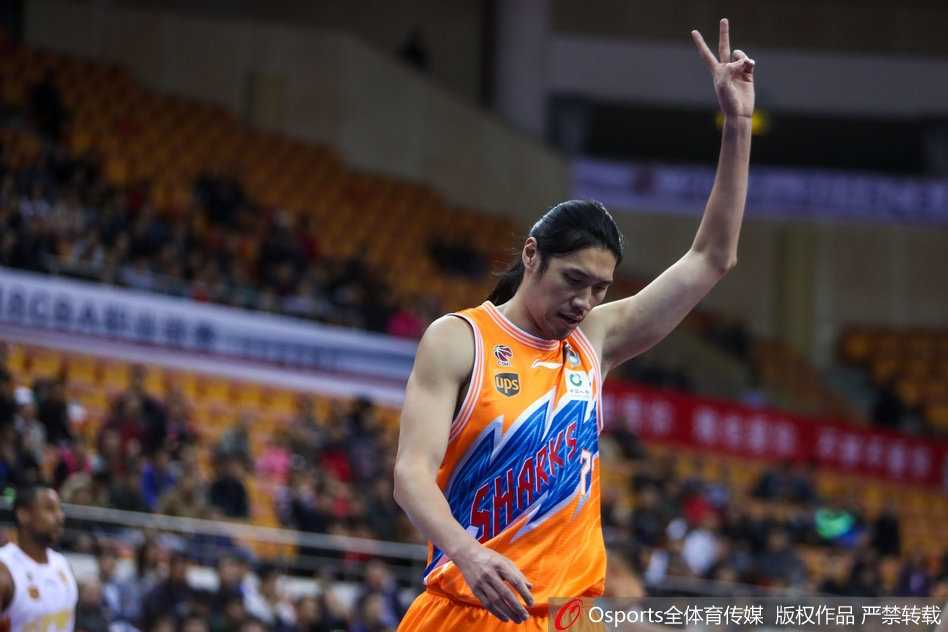 顾全出手三分瞬间，篮球在空中划出完美弧线，眼神中满是杀手本色，这是深圳队本场反攻的号角。