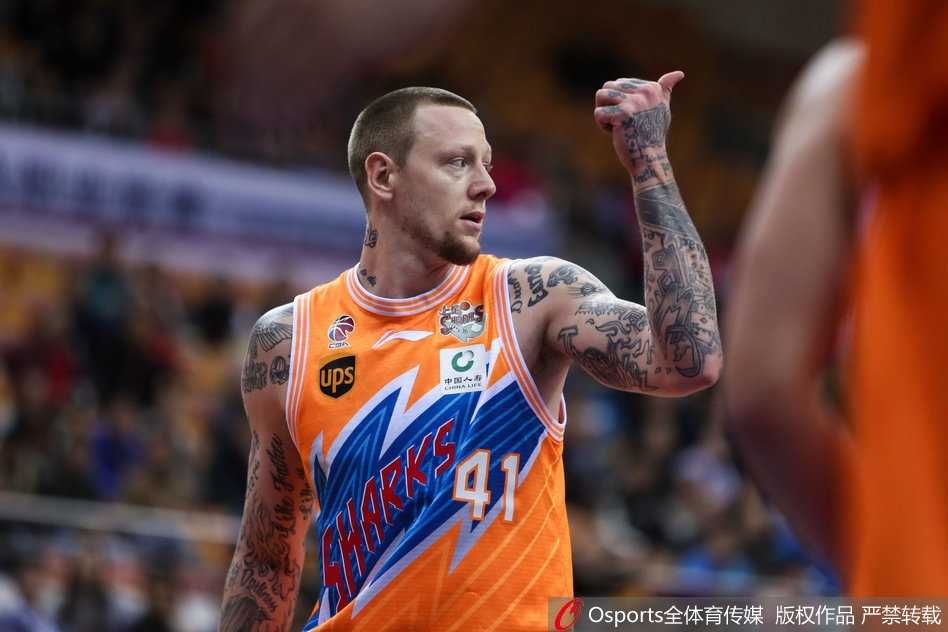 萨林杰在防守端送出惊天大帽，将上海队的上篮狠狠扇出，守护禁区的同时也点燃了全队的防守热情。