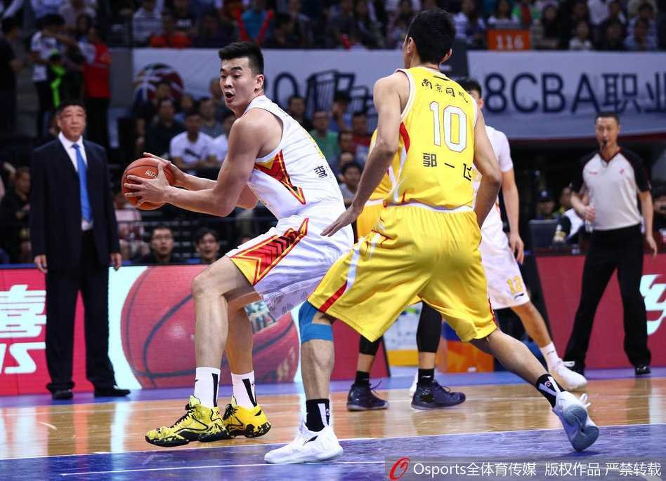 深圳队小将白昊天在末节面对同曦队替补阵容，自信地运球突破，本场他斩获17分，展现了年轻球员的活力与潜力。