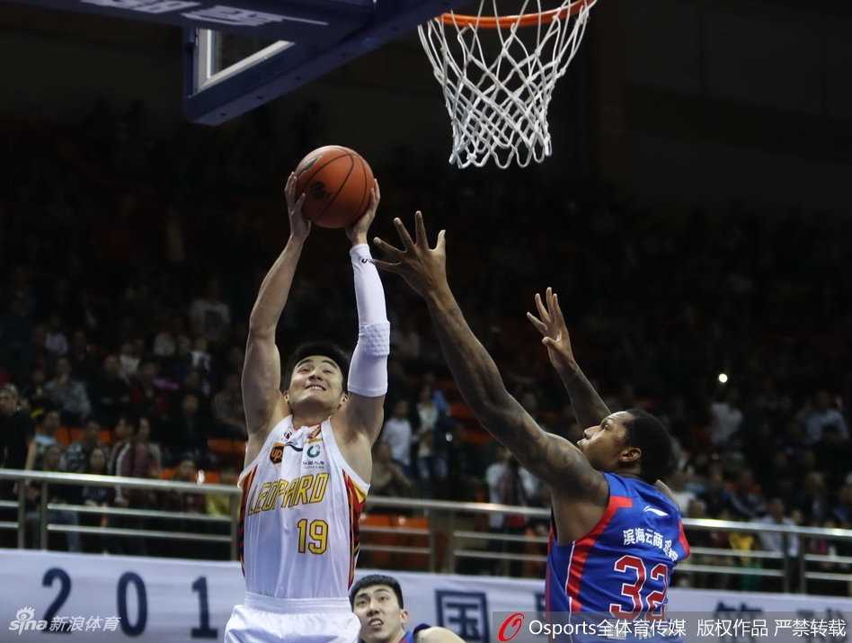 李慕豪旱地拔葱双手暴扣，长人如林的禁区里上演空中作业